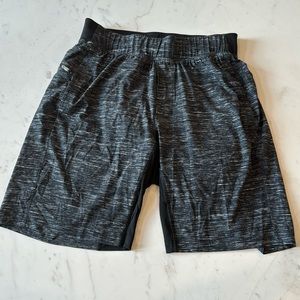 Never worn Lululemon men THE SHORT 10” inseam Color black/white Size M Liner